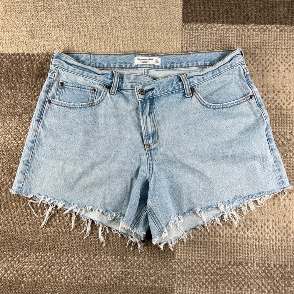 Abercrombie & Fitch The Baggy Short Low Rise Light Wash Raw Hem Denim Size 31